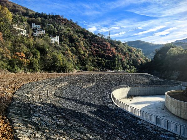 秦嶺腹地添生態(tài)屏障 關(guān)子溝尾礦庫(kù)閉庫(kù)工程通過(guò)竣工驗(yàn)收