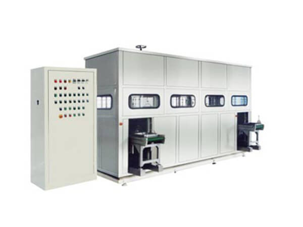 技巧一：使用超聲波清洗機應注意什么問題？　　一、超聲波清洗機電源及電熱器電源必須有良好接地裝置。　　二、超聲波清洗機嚴禁無清洗液開機，即清洗缸沒有加一定數量的清洗液，不得合超聲波開關。三、有加熱設備的清洗設備嚴禁無液時打開加熱開關?！　∷?、